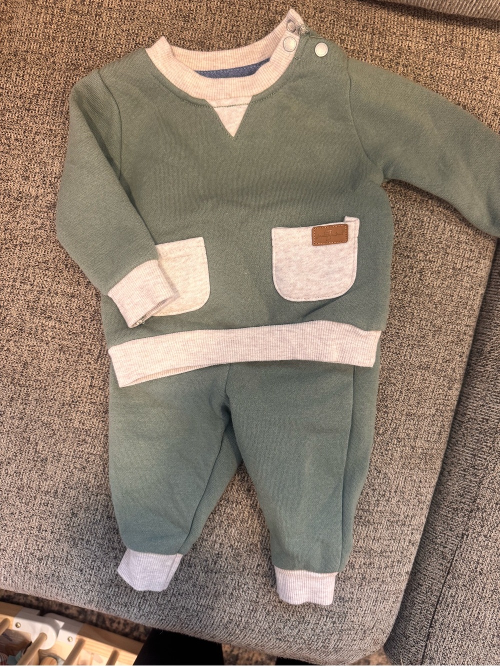 7 for mankindGreen Baby Two-Piece Sweatshirt & Jogger Set with Cream Trim